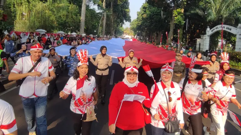 Ribuan warga dari berbagai elemen bersama Forkopimda melakukan kirab bendera merah putih raksasa, Minggu pagi (18/8/2024).