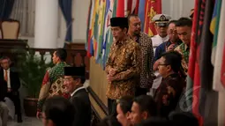 Presiden Jokowi saat tiba untuk memberikan penghormatan terakhir kepada jenazah Dubes RI untuk Pakistan, Burhan Muhammad di Gedung Pancasila, Kementerian Luar Negeri, Jakarta, Selasa (19/5/2015). (Liputan6.com/Faizal Fanani) 