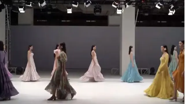 Mendadak Rindu Barli Asmara di Panggung Jakarta Fashion Week 2021
