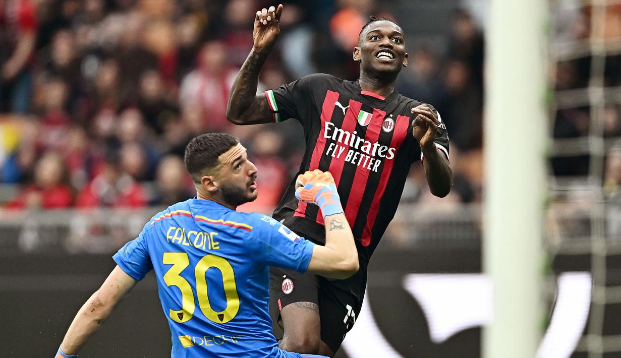 Wladimiro Falcone yang baru dipermanenkan Lecce dari Sampdoria pada awal musim 2023/2024 setelah sempat berstatus pinjaman selama semusim langsung menyegel posisi kiper utama pada 2022/2023 menggeser posisi Marco Bleve yang akhirnya dipinjamkan ke Carrarese. Masih berstatus kiper utama pada 2023/2024, ia selalu tampil 90 menit penuh dalam 18 laga Lecce di Serie A dengan raihan 2 kali clean sheet dan kebobolan 24 gol. Lecce pun menempati posisi ke-13 pada klasemen sementara. (AFP/Gabriel Bouys)