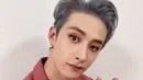 Tak hanya mirror selfie saja, namun gaya selfie Bang Chan ini juga mencuri perhatian. Pasalnya, dirinya terlihat menggemaskan sekaligus menawan. (Liputan6.com/IG/@realstraykids)
