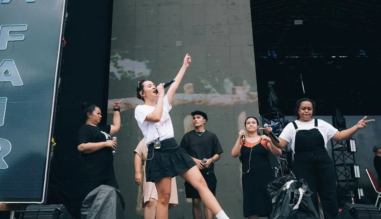 Manisnya penampilan Raisa saat melakukan gladi resik, memadukan kaus putih dan rok mini hitam. [Foto: Instagram/raisa6690]