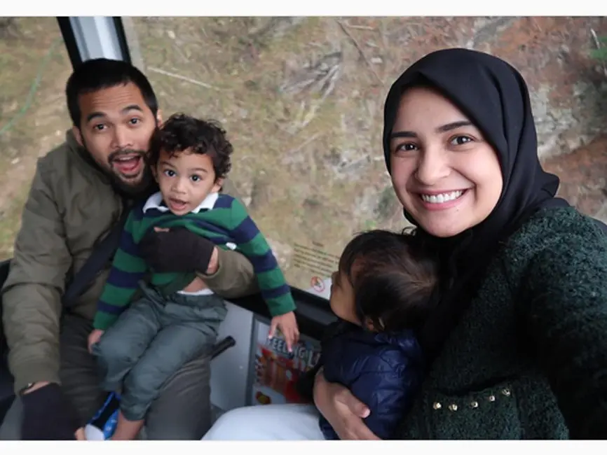 "Watak anak kan beda-beda, tapi itu bisa dibentuk dari sejak mereka dini, semua bisa dibentuk dari didikan orangtuanya walaupun penyampaian ngomongnya beda," lanjutnya. (Instagram/shireensungkar)