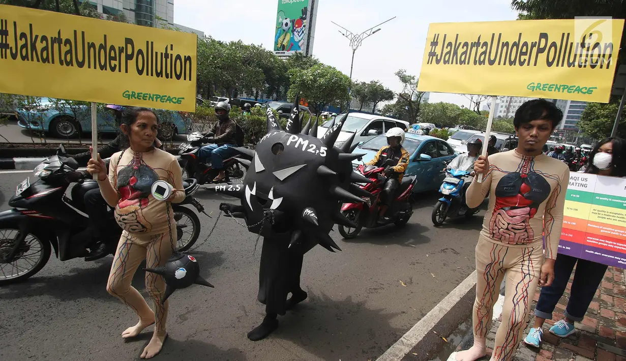 Aksi teatrikal aktivis Greenpeace di Kemenkes, Jakarta, Kamis (28/9). Mereka ingin menyampaikan bahwa pemerintah, khususnya Kemenkes, harus memerhatikan masalah polusi udara yang menjadi ancaman kesehatan masyarakat. (Liputan6.com/Immanuel Antonius)