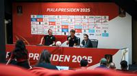 Ole Romeny dan Gary Rowett dari Oxford United mengikuti sesi konferensi pers Piala Presiden 2025 di Stadion Utama Gelora Bung Karno, Jakarta, Sabtu (5/7/2025). (Dok. Piala Presiden 2025).