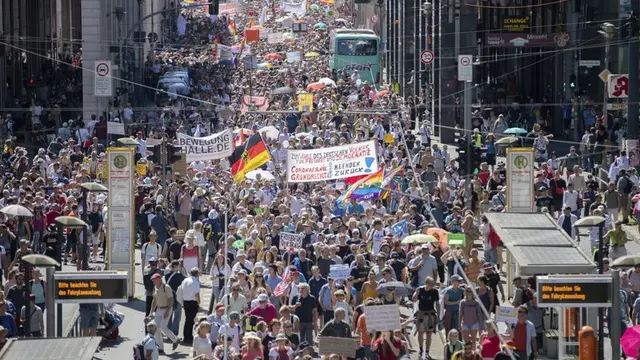 Ribuan warga Jerman melakukan aksi demonstrasi di Berlin. Mereka melakukan tuntutan atas pembatasan Virus Corona baru yang diterapkan oleh pemerintah pada Sabtu, 1 Agustus 2020.