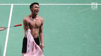 Tunggal putra Indonesia, Jonatan Christie merayakan kemenangan atas pemain Chinese Taipei, Chou Tienchen di final bulutangkis perseorangan Asian Games 2018, Istora GBK, Jakarta, Selasa (28/8). Jonatan Christie unggul 2-1. (Liputan6.com/Helmi Fithriansyah)