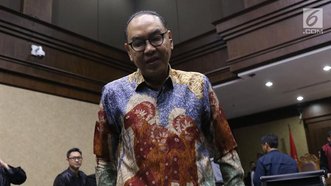 Terdakwa suap pembangunan PLTU Riau-1 Johannes Budisutrisno Kotjo usai mendengar keterangan saksi saat jedasidang lanjutan di Pengadilan Tipikor, Jakarta, Kamis (18/10). Sidang mendengar keterangan empat orang saksi. (Liputan6.com/Helmi Fithriansyah)