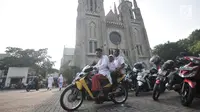 Umat muslim yang telah menunaikan salat Idul Adha di Masjid Istiqlal keluar dari halaman Gereja Katedral, Jakarta, Minggu (11/8/2019). Gereja Katedral menyediakan lahan parkir bagi jemaah Masjid Istiqlal yang akan melaksanakan salat Idul Adha sebagai bentuk toleransi. (merdeka.com/Iqbal S Nugroho)