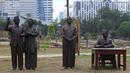 Tiga patung Presiden RI, Soekarno, Soeharto dan BJ Habibie serta ibu negara Hasri Ainun Habibie (kanan ke kiri) terpasang di Hutan Kota Kompleks GBK, Rabu (19/9). Pembangunan hutan kota ini bagian penataan kawasan GBK. (Liputan6.com/Helmi Fithriansyah)