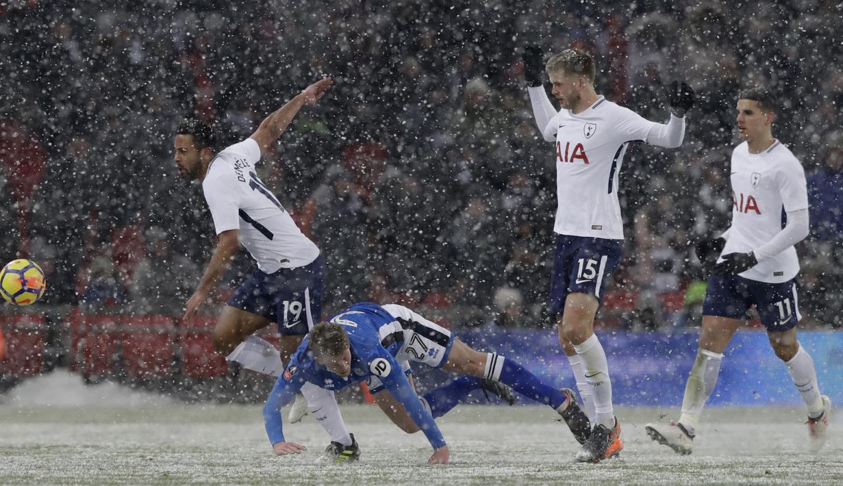 Pemain Rochdale, Andy Cannon jatuh saat berebut bola dengan pemain Tottenham, Mousa Dembele pada babak kelima Piala FA  di Wembley stadium, London, (28/2/2018). Tottenham menang 6-1. (AP/Matt Dunham)