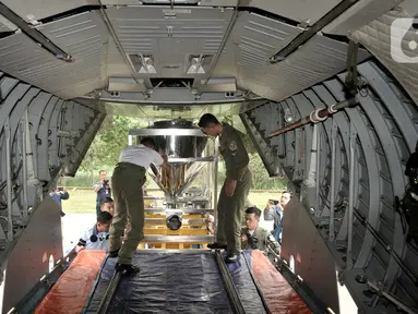 Petugas dari Badan Pengkajian dan Penerapan Teknologi (BPPT) dibantu personel TNI Angkatan Udara memasukkan konsol atau tabung penampung garam sebelum operasi Teknologi Modifikasi Cuaca (TMC) di Lanud Halim Perdanakusuma, Jakarta, Kamis (9/1/2020). (merdeka.com/Iqbal S. Nugroho)