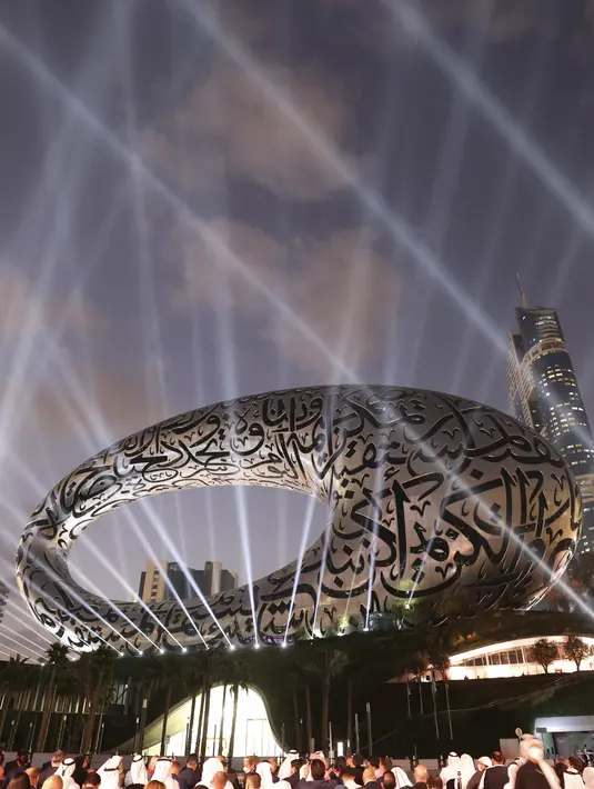 Orang-orang menghadiri upacara pembukaan Museum of the Future, di emirat teluk Dubai  (22/2/2022). Museum ini menawarkan pertunjukan teknologi yang diperkirakan akan ada di masa depan. (AP Photo/Kamran Jebreili)