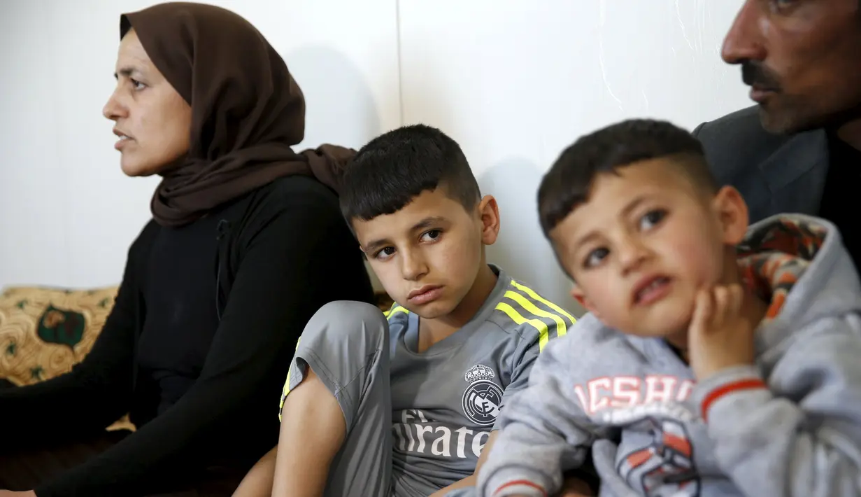 Murad dan adiknya Emad duduk bersama orang tuanya di rumahnya di kamp pengungsian dekat Kota Duhok, Irak, pada 19 April 2016. Sejumlah anak laki-laki Yazidi dipaksa mengikuti latihan untuk menjadi penerus militan ISIS. (REUTERS / Ahmed Jadallah)