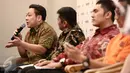 Politisi PDIP Charles Honoris (kiri) saat rilis survei di Jakarta, (19/6). Hasil survei Manilka menunjukkan masyarakat DKI Jakarta mengharapkan gubernur yang merakyat (33,3%), jujur dan bersih (31,8%) serta tegas (9,5%). (Liputan6.com/Faizal Fanani)