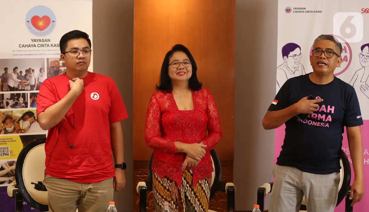 Pendiri Yayasan Cahaya Cinta Kasih, Bunda Arsaningsih (tengah) usai memberi keterangan terkait Solusi Holistik untuk Kesehatan Mental dan Spiritual Indonesia di Jakarta Convention Center (JCC), Sabtu (14/12/2024). (Liputan6.com/Helmi Fithriansyah)