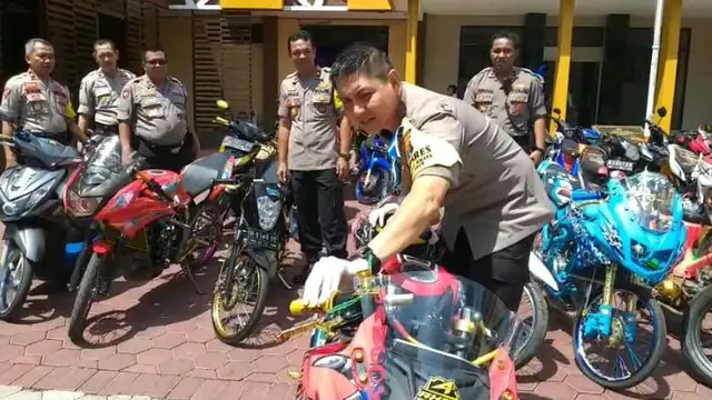 Polisi Pamer Ratusan Motor Knalpot Brong di Probolinggo