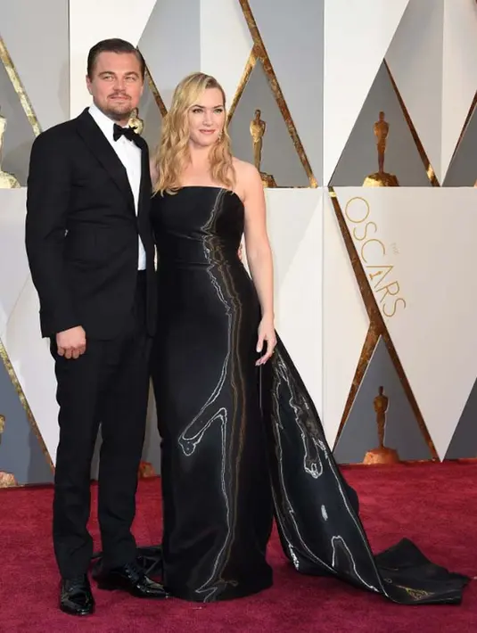 Tidak hanya itu, penggemar keduanya pun merasa bahwa sosok Jack dan Rose benar-benar ada di kehidupan nyata. Namun di tahun 2012, Leonardo menemani sahabatnya itu menuju pelaminan saat Kate menikah dengan Ned Roncknroll. (AFP/Valerie Macon)