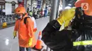 Petugas bersiap menyemprotkan larutan disinfektan kepada penumpang yang turun di Stasiun Kereta Tawang, Semarang, Sabtu (28/3/2020). Selain sterilisasi, petugas juga melakukan pencatatan penumpang yang turun untuk data pengawasan guna menekan penularan Virus Corona (COVID-19) (Liputan6.com/Gholib)