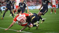 Bek Bayern Munchen #40 Noussair Mazraoui dan penyerang Real Madrid #11 Rodrygo berebut bola dalam leg pertama semifinal Liga Champions 2023/2024 di Allianz Arena, Rabu (1/5/2024) dini hari WIB. (Kirill KUDRYAVTSEV / AFP)