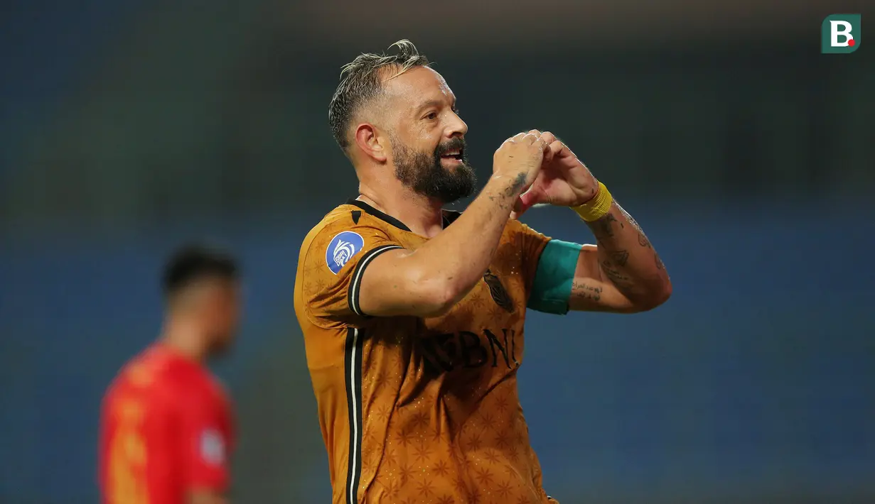 <p>Pemain Bhayangkara FC, Mat&iacute;as Mier melakukan selebrasi setelah mencetak gol ke gawang Persija Jakarta pada laga pekan ke-20 BRI Liga 1 2023/2024 di Stadion Patriot Candrabhaga, Bekasi, Senin (27/11/2023). (Bola.com/M Iqbal Ichsan)</p>