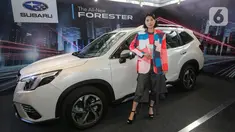 Model berpose di mobil All new Subaru Forester 2.0i-S EyeSight pada peluncuran All-new Subaru Forester di Plaza Subaru, Alam Sutera, Rabu (18/5/2022). Peluncuran Subaru Forester generasi ke-5 ini, ditandai dimulainya lembaran baru operasi 3S (Sales, Service dan Spare part) untuk Subaru Indonesia. (Liputan6.com/Fery Pradolo)
