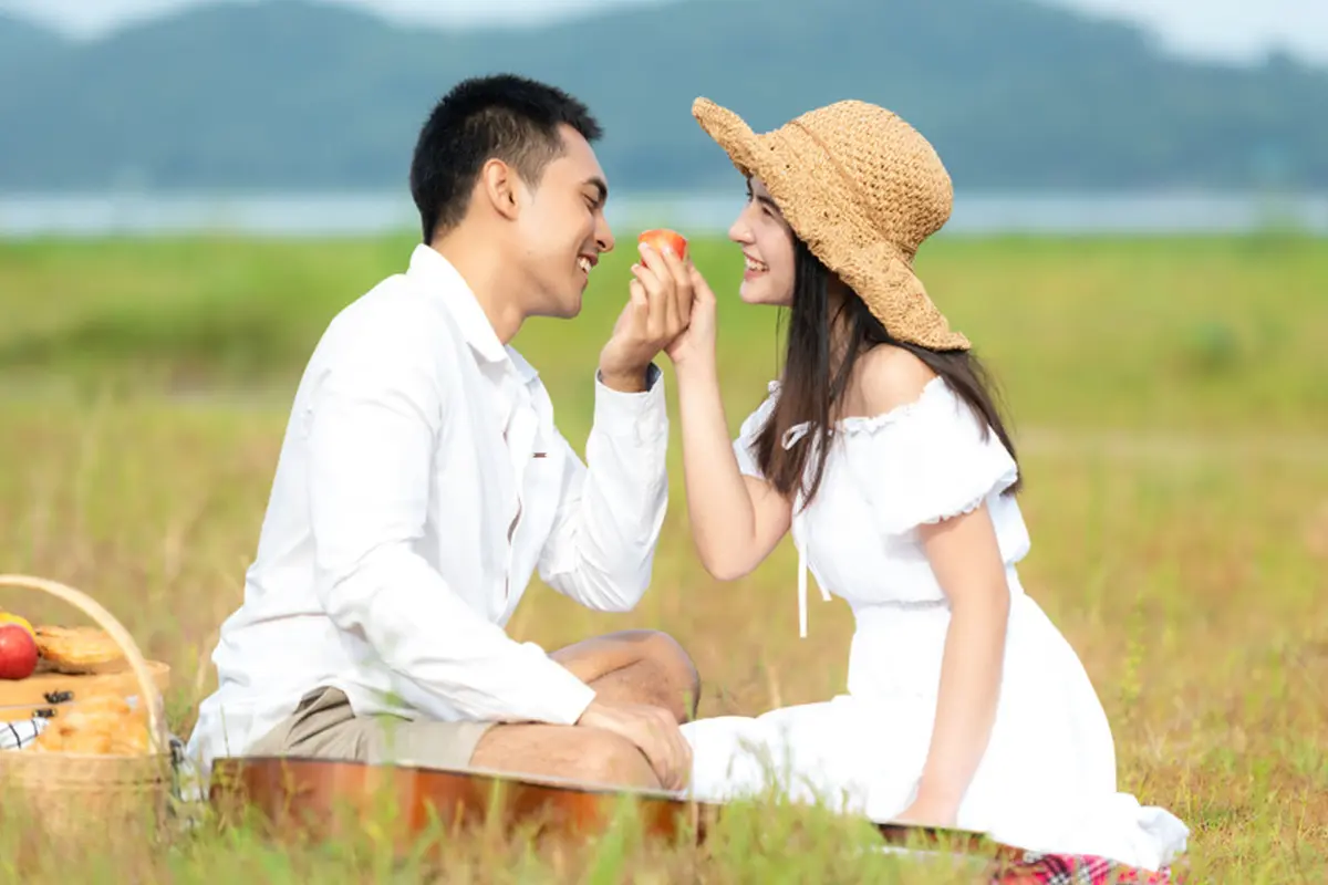 pasangan cinta romantis