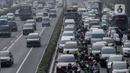 Kemacetan dan padatnya arus lalu lintas ini menyusul kembalinya kegiatan sekolah dan kantor usai menjalani libur lebaran dan cuti mudik Lebaran2023 yang cukup panjang. (Liputan6.com/Herman Zakharia)