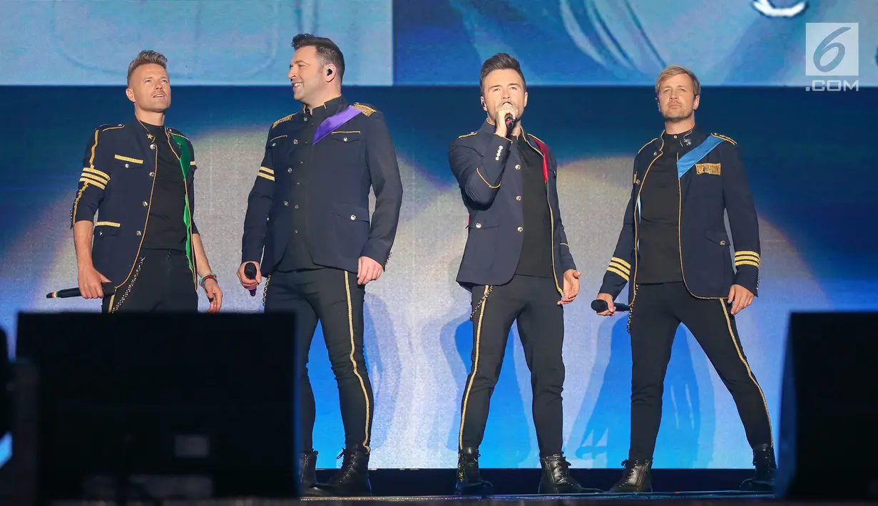 Personel Westlife tampil dalam konser "Westlife - TheTwentyTour 2019" di ICE BSD, Tangerang, Selasa (6/8/2019). Konser Westlife yang terdiri dari personel Shane Filan, Nicky Bryne, Mark Feehily, dan Kian Egan berlangsung pada 6-7 Agustus 2019. (Liputan6.com/Fery Pradolo)