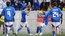 Gelandang Italia, Nicolo Barella, disambut rekan-rekannya setelah mencetak gol ke gawang Ekuador dalam laga uji coba internasional di Red Bull Arena, New Jersey, Senin (25/3/2024) dini hari WIB. Gli Azzurri menang 2-0 atas Ekuador dalam laga ini. (TRIBALLEAU / AFP)