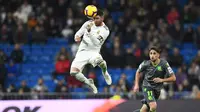 2. Aksi sundulan dari Sergio Ramos pada laga lanjutan La Liga Spanyol yang berlangsung di Stadion Santiago Bernabeu, Madrid, Senin (7/1). Real Madrid kalah 0-2 kontra Real Sociedad. (AFP/Gabriel Bouys)