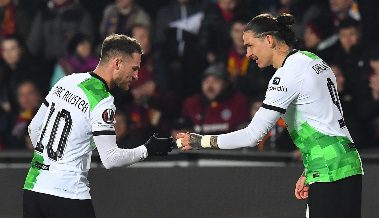 Pemain Liverpool, Alexis Mac Allister (kiri) melakukan selebrasi bersama Darwin Nunez saat laga leg pertama 16 Besar Liga Europa 2023/2024 melawan Sparta Praha di Epet Arena, Praha, Republik Ceko, Jumat (08/03/2024) dini hari WIB. (AFP/Michal Cizek)