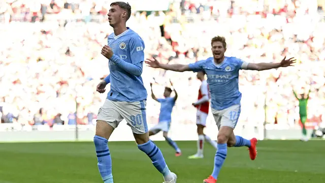 Gelandang Manchester City, Cole Palmer, mencetak gol ke gawang Arsenal di Community Shield 2023.
