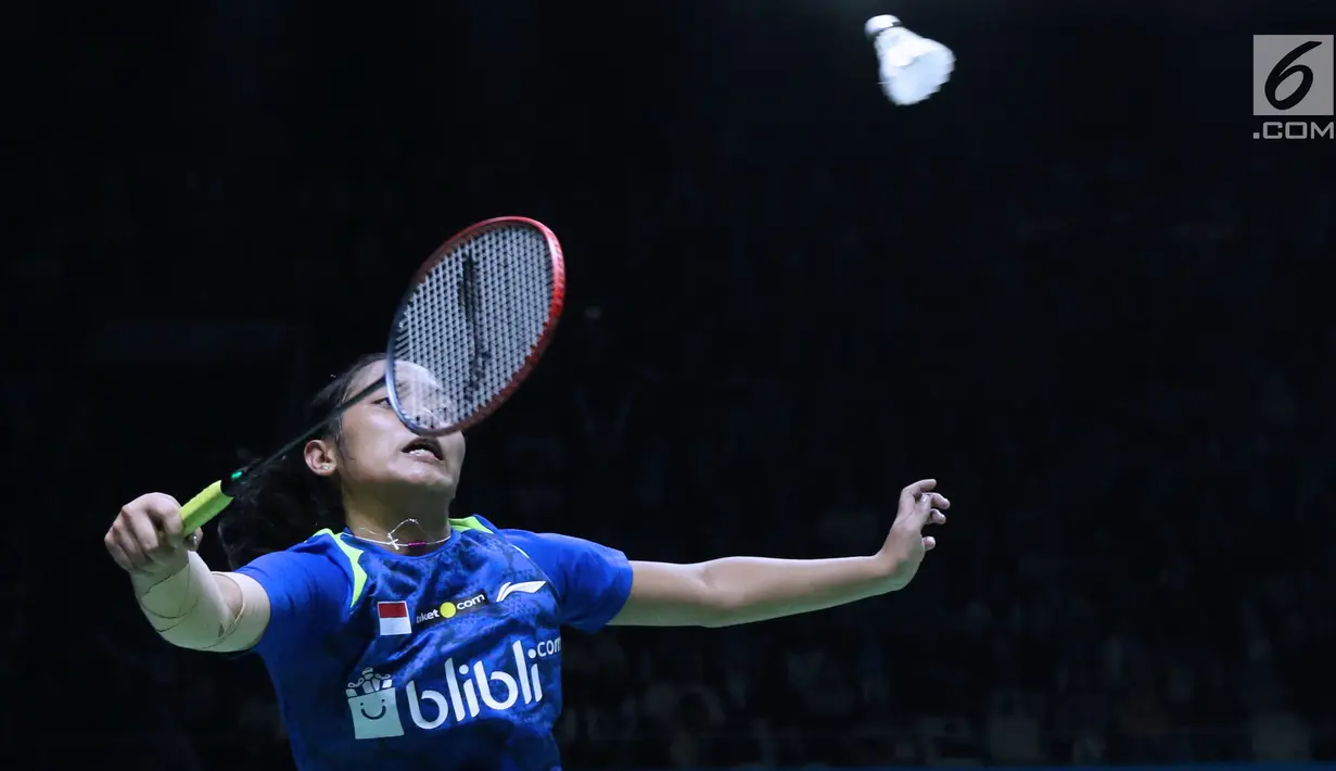 Tunggal putri Indonesia, Gregoria Mariska Tunjung mengembalikan kok ke pebulu tangkis Thailand, Ratchanok Intanon pada 16 besar Indonesia Open 2018 di Istora GBK, Jakarta, Kamis (5/7). Gregoria kalah 21-11, 17-21, 21-14. (Liputan6.com/Helmi Fithriansyah)