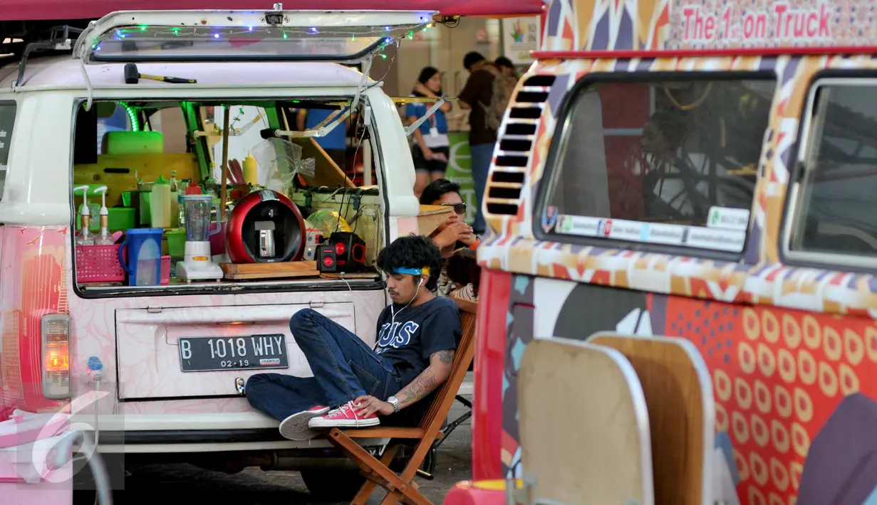 Penjual menunggu pengunjung yang ingin menikmati kuliner di area Food Truck Convoy dalam ajang Indonesia International Motor Show (IIMS) 2015 di JIExpo Kemayoran, Jakarta, Selasa (25/08/2015). (Liputan6.com/Andrian M Tunay)