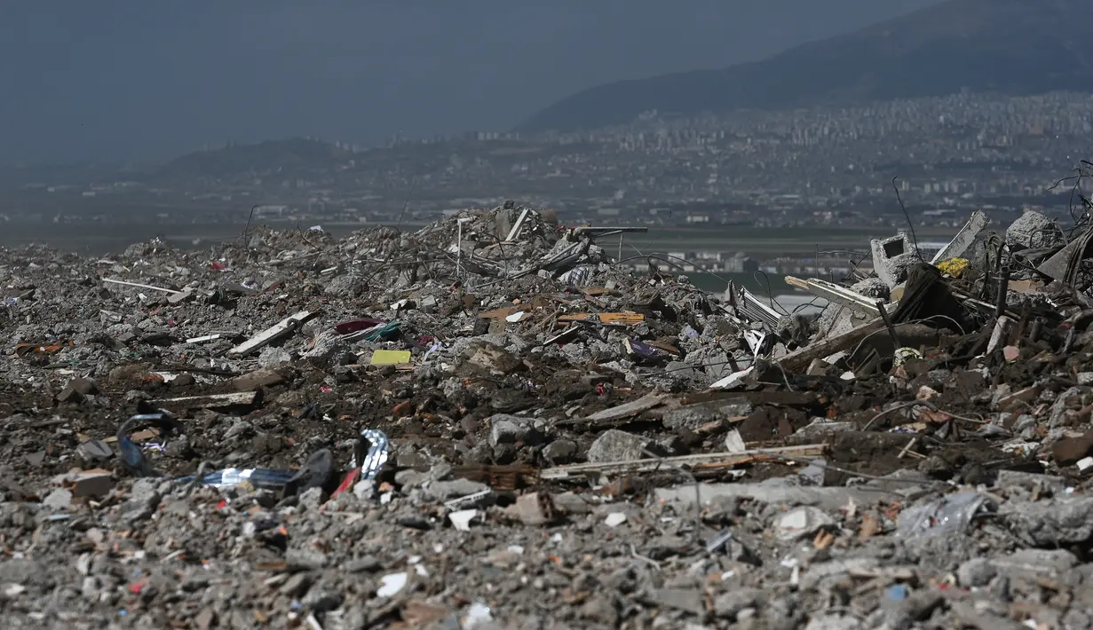 Puing-puing dari bangunan runtuh yang dibuang di atas bukit satu bulan setelah gempa besar melanda Turki tenggara di Kahramanmaras, pada 4 Maret 2023. ejabat Turki mengatakan 214.000 bangunan runtuh setelah gempa, banyak di antaranya di Hatay dan Kahramanmaras. (AFP/Eylul  Yasar)