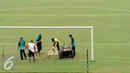 Pekerja membersihkan dan merapikan rumput lapangan Stadion Gelora Bung Karno, Jakarta, Rabu (18/5/2016). Rencananya, Stadion GBK akan mulai direnovasi pada Juni mendatang terkaitpersiapan pelaksanaan Asian Games 2018. (Liputan6.com/Helmi Fithriansyah)