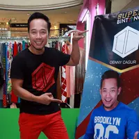 Banyak artis-artis mempersiapkannya hari tuanya nanti. Apalagi artis pendatang baru terus bermunculan. Untuk menyambung hidupnya, beberapa artis mulai merintis usaha. Denny Cagur bersama teman-temannya menekuni bisnis fesyen. (Deki Prayoga/Bintang.com)
