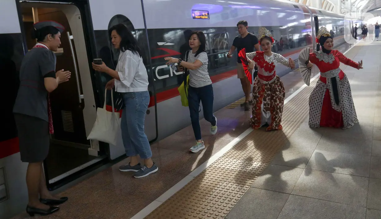PT KCIC turut memeriahkan peringatan Hari Lahir Pancasila di Stasiun Halim Jakarta dengan menghadirkan tarian daerah yang dilakukan di dalam kereta cepat Whoosh. (Liputan6.com/Herman Zakharia)