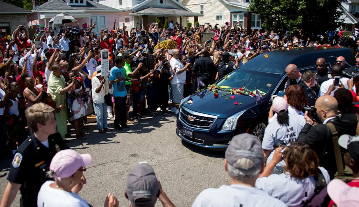 Ribuan orang memberi penghormatan terakhir kepada jenazah Muhammad Ali saat menuju pemakaman Cave Hill di Louisville, Kentucky, AS, (10/6/2016). (AFP/Jim Watson)