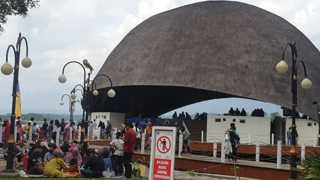 Bangunan Bambu utama Situ Bagendit, Kecamatan Banyuresmi, Garut, Jawa Barat, menjadi salah satu ikon yang diburu pengunjung saat libur lebaran 2023 kali ini. (Liputan6.com/Jayadi Supriadin)