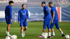 Pemain Paris Saint-Germain Marquinhos, Marco Verratti, Kylian Mbappe  dan Sergio Ramos menghadiri sesi latihan menjelang matchday 4 Grup H Liga Champions menjamu Benfica, di tempat latihan klub Camp des Loges di Saint-Germain-en-Laye, dekat Paris pada 10 Oktober 2022. Siapa pun yang menang dalam duel di Paris nanti akan semakin dekat dengan kelolosan ke babak 16 besar. (FRANCK FIFE / AFP)
