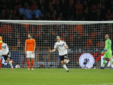 Pemain Jerman, Nico Schulz, melakukan selebrasi usai mencetak gol ke gawang Belanda pada laga kualifikasi Piala Eropa di Stadion Johan Cruyff, Minggu (24/3). Belanda takluk 2-3 dari Jerman. (AP/Peter Dejong)