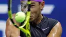 Petenis Spanyol, Rafael Nadal mengembalikan bola ke arah petenis Australia, John Millman pada babak pertama AS Terbuka 2019 di USTA Billie Jean King National Tennis Center, Kamis (27/8/2019). Kemenangan 6-3, 6-2, 6-2 atas Millman mengantar Nadal lolos ke babak kedua. (AP/Adam Hunger)