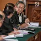 Pengacara Romahurmuziy, Maqdir Ismail (kanan) mengikuti sidang praperadilan di PN Jakarta Selatan, Senin (6/5/2019). Sidang beragendakan membacakan permohonan atau gugatan yang sebelumnya diajukan mantan Ketum PPP Romahurmuziy usai ditetapkan sebagai tersangka oleh KPK. (Liputan6.com/Faizal Fanani)