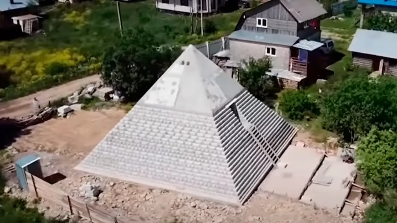 Replika Piramida di Rusia