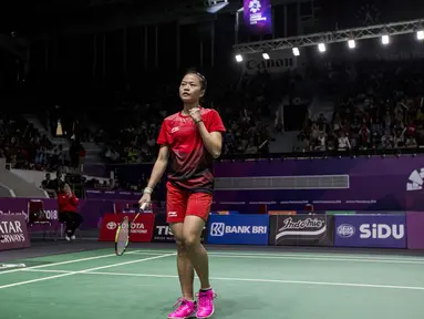 Pebulutangkis Indonesia, Fitriani, saat melawan wakil Hong Kong, Yip Pui Yin, pada laga Asian Games di Istora Senayan, Jakarta, Minggu (19/8/2018). Tim beregu putri Indonesia memastikan kemenangan atas Hong Kong 3-0. (Bola.com/Vitalis Yogi Trisna)