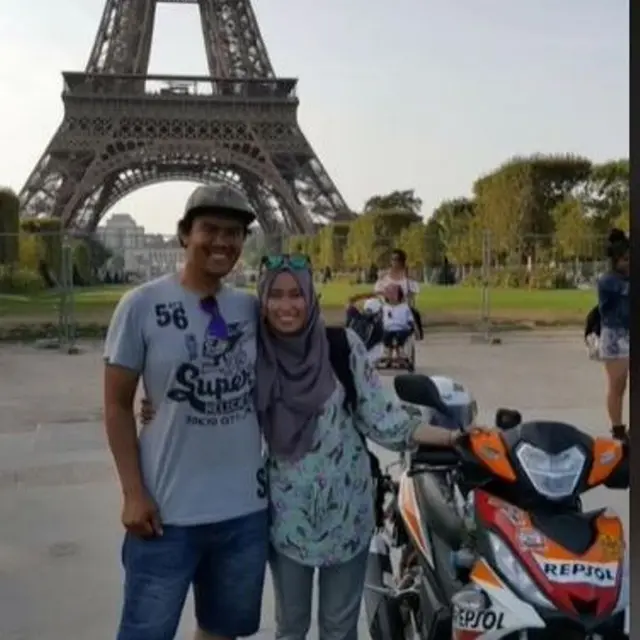 Pasutri Naik Motor Bebek dan Berfoto di Depan Menarea Eiffel, Disangka Editan