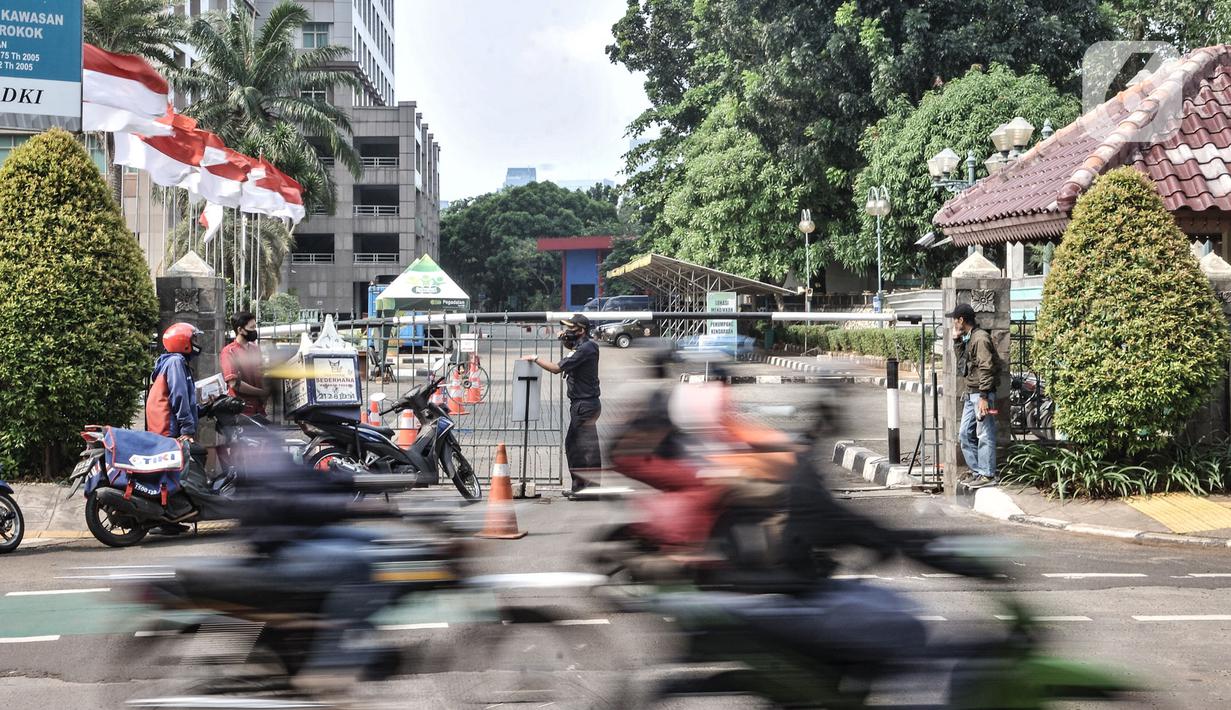 Petugas keamanan saat berjaga di depan Kantor Wali Kota Jakarta Selatan, Jakarta, Kamis (17/9/2020). Kantor Wali Kota Jakarta Selatan ditutup sementara mulai hari ini hingga dibuka kembali pada 21 September setelah tujuh ASN ditemukan positif terpapar Covid-19. (merdeka.com/Iqbal S. Nugroho)