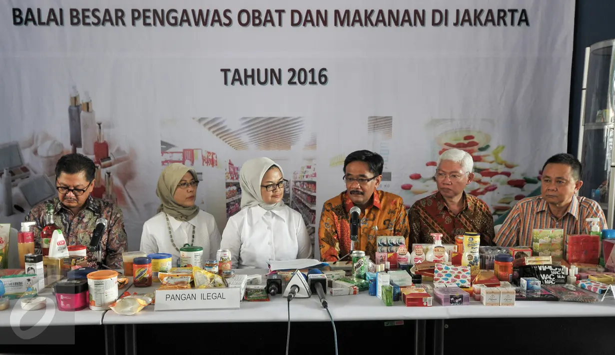 Kepala BPOM RI, Penny K Lukito didampingi Wagub DKI Djarot Saiful Hidayat menggelar konferensi pers sebelum memusnahkan 356.309 pangan dan kosmetik ilegal yang bernilai sekitar Rp 16 miliar di Cipayung, Jakarta, Kamis (25/8). (Liputan6.com/Yoppy Renato)